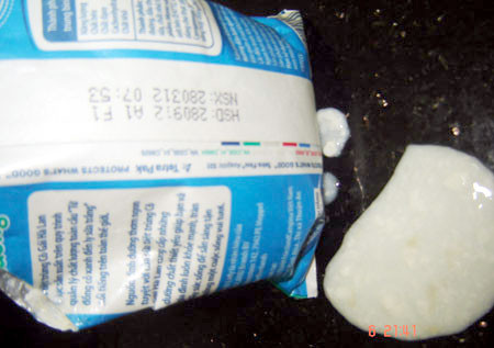 Mặc dù còn hạn sử dụng nhưng gói sữa đã kết tủa và có mùi chua Mặc dù còn hạn sử dụng nhưng gói sữa đã kết tủa và có mùi chua