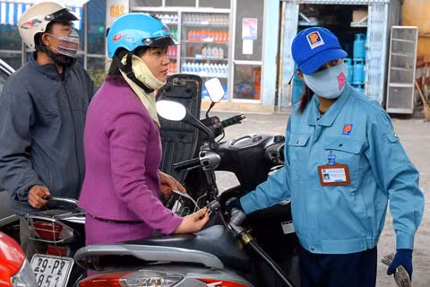 Giá xăng chính thức tăng lên 23 nghìn đồng/lít Giá xăng chính thức tăng lên 23 nghìn đồng/lít