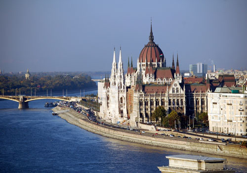 Được mệnh danh là viên ngọc của Châu Âu, Thủ đô của Hungary – Budapest được mệnh danh là Paris của Đông Âu hiện lên rực rỡ và đầy quyến rũ khi ánh chiều tà nhẹ nhàng bao phủ khắp thành phố. Nơi đây nổi tiếng với cây cầu Xích bắc ngang sông Danube nối bờ Buda với bờ Pest. Phong cảnh hữu tình với lối kiến trúc cổ điển giúp cho Budapest nhanh chóng trở thành viên ngọc của châu Âu. Đây cũng là điểm hẹn quen thuộc của các nhà làm phim Hollywood khi muốn tái hiện vẻ đẹp của các thành phố cổ. Được mệnh danh là viên ngọc của Châu Âu, Thủ đô của Hungary – Budapest được mệnh danh là Paris của Đông Âu hiện lên rực rỡ và đầy quyến rũ khi ánh chiều tà nhẹ nhàng bao phủ khắp thành phố. Nơi đây nổi tiếng với cây cầu Xích bắc ngang sông Danube nối bờ Buda với bờ Pest. Phong cảnh hữu tình với lối kiến trúc cổ điển giúp cho Budapest nhanh chóng trở thành viên ngọc của châu Âu. Đây cũng là điểm hẹn quen thuộc của các nhà làm phim Hollywood khi muốn tái hiện vẻ đẹp của các thành phố cổ.