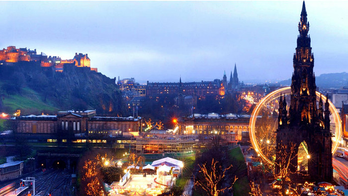 Edinburgh – mảnh đất quyến rũ Đứng ở bất kỳ góc đường nào trên phố New Town, bạn cũng có thể chiếm ngưỡng vẻ đẹp diễm lệ của tòa lâu đài Edinburgh nằm trên đỉnh núi đá lửa. Còn xung quanh là rất nhiều ngọn tháp cao của nhà thờ và các ngôi nhà cổ kính độc đáo. Có lẽ đây chính là điểm thu hút khách du lịch mặc dù vào mùa này nơi đây thường khá lạnh. Edinburgh còn nổi tiếng bởi có nhiều lễ hội diễn ra hàng năm như Edinburgh Fringe (lễ hội biểu diễn nghệ thuật lớn nhất thế giới) hay Edinburgh Military Tattoo… Edinburgh – mảnh đất quyến rũ Đứng ở bất kỳ góc đường nào trên phố New Town, bạn cũng có thể chiếm ngưỡng vẻ đẹp diễm lệ của tòa lâu đài Edinburgh nằm trên đỉnh núi đá lửa. Còn xung quanh là rất nhiều ngọn tháp cao của nhà thờ và các ngôi nhà cổ kính độc đáo. Có lẽ đây chính là điểm thu hút khách du lịch mặc dù vào mùa này nơi đây thường khá lạnh. Edinburgh còn nổi tiếng bởi có nhiều lễ hội diễn ra hàng năm như Edinburgh Fringe (lễ hội biểu diễn nghệ thuật lớn nhất thế giới) hay Edinburgh Military Tattoo…