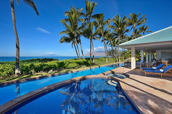 Maui – Hòn đảo náo nhiệt thuộc quần đảo Hawaii, nhưng Maui lại là nơi thu hút đông đảo khách du lịch bởi các hoạt động vui chơi hấp dẫn. Thú vị nhất là trò lướt ván, lặn ngắm san hô dưới đáy biển hay chèo thuyền, ngắm cá voi… Đặc biệt, trên đảo còn có sân golf rất hoành tráng nên nơi đây thường hội tụ rất nhiều tay chơi golf nổi tiếng thế giới (kể cả Tiger Woods). Khi đã vui chơi thỏa thích tại các bãi biển, bạn có thể viếng thăm các điểm du lịch lớn của Maui. Maui – Hòn đảo náo nhiệt thuộc quần đảo Hawaii, nhưng Maui lại là nơi thu hút đông đảo khách du lịch bởi các hoạt động vui chơi hấp dẫn. Thú vị nhất là trò lướt ván, lặn ngắm san hô dưới đáy biển hay chèo thuyền, ngắm cá voi… Đặc biệt, trên đảo còn có sân golf rất hoành tráng nên nơi đây thường hội tụ rất nhiều tay chơi golf nổi tiếng thế giới (kể cả Tiger Woods). Khi đã vui chơi thỏa thích tại các bãi biển, bạn có thể viếng thăm các điểm du lịch lớn của Maui.