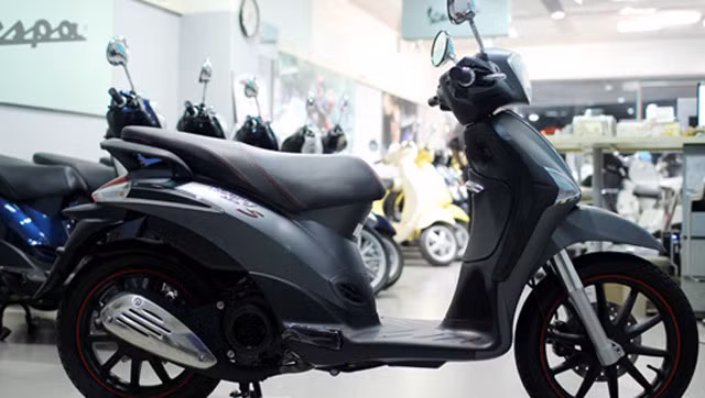 So với Liberty i.e thường, điểm thay đổi lớn nhất của phiên bản mới này là việc phối màu sơn. Thay vì sơn bóng với các màu cơ bản trước đây, Liberty i.e S khoác lên mình bộ sơn sần màu ghi lông chuột mang lại cảm giác khoẻ khoắn hơn cho chiếc xe.