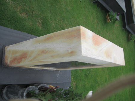 Những bia mộ được làm từ đá nguyên khối nhập khẩu từ Đức Những bia mộ được làm từ đá nguyên khối nhập khẩu từ Đức