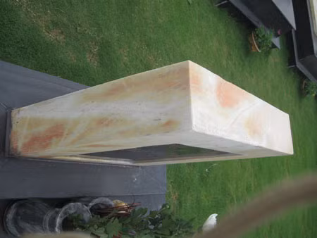 Những bia mộ được làm từ đá nguyên khối nhập khẩu từ Đức