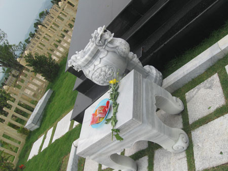 Bàn và lư hương bằng đá khối Bàn và lư hương bằng đá khối