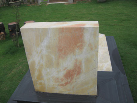 Chỉ tính riêng tiền đá ốp mộ cũng lên đến hàng trăm triệu đồng Chỉ tính riêng tiền đá ốp mộ cũng lên đến hàng trăm triệu đồng