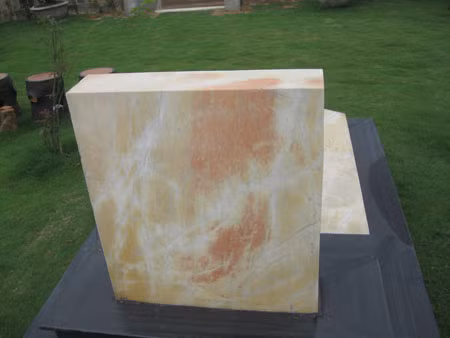 Chỉ tính riêng tiền đá ốp mộ cũng lên đến hàng trăm triệu đồng