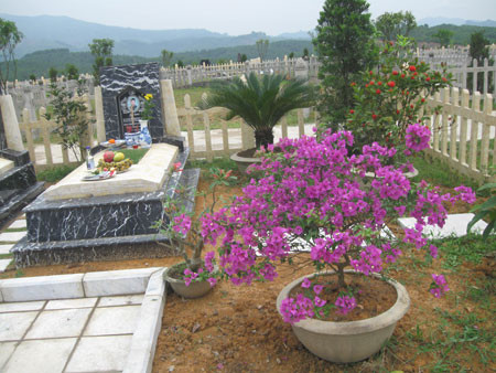 Ngoài ra, dịch vụ thuê người chăm sóc phần mộ thay người thân của những khuôn viên mộ dành cho đại gia cũng lên đến cả trăm triệu đồng. Ngoài ra, dịch vụ thuê người chăm sóc phần mộ thay người thân của những khuôn viên mộ dành cho đại gia cũng lên đến cả trăm triệu đồng.