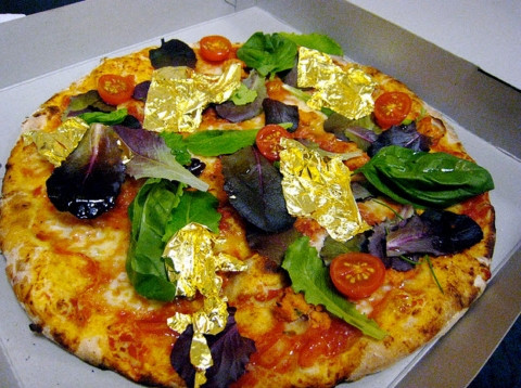 Nguyên liệu để làm chiếc pizza này là các loại thực phẩm đắt tiền như là tôm hùm được ướp trong rượu Cognac, trứng cá muối ngâm trong rượu sâm banh, cá hồi hun khói, thịt nai rừng... Ngoài những thành phần đó ra còn có những lá vàng 24 cara được dát mỏng. Giá của chiếc pizza này được xếp vào loại đắt nhất thế giới. Được bán tại Mỹ.