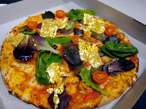 Nguyên liệu để làm chiếc pizza này là các loại thực phẩm đắt tiền như là tôm hùm được ướp trong rượu Cognac, trứng cá muối ngâm trong rượu sâm banh, cá hồi hun khói, thịt nai rừng... Ngoài những thành phần đó ra còn có những lá vàng 24 cara được dát mỏng. Giá của chiếc pizza này được xếp vào loại đắt nhất thế giới. Được bán tại Mỹ.