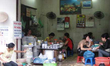 Quán ốc đầu đường Hồ Đắc Di, gần cây xăng Nam Đồng được mệnh danh là ốc "lắm mồm". Quán ốc đầu đường Hồ Đắc Di, gần cây xăng Nam Đồng được mệnh danh là ốc "lắm mồm".