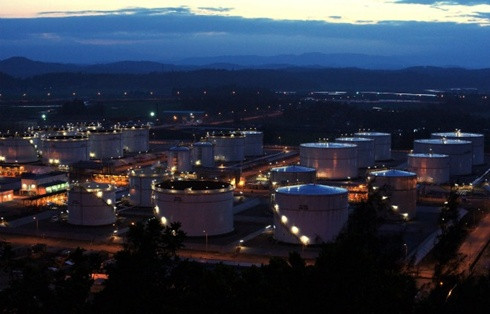 Việt Nam xuất hiện trong hầu hết danh sách các thị trường mới nổi hấp dẫn đối với các nhà đầu tư nước ngoài. Các nghiên cứu của Bộ Thương mại và Đầu tư Anh, trung tâm nghiên cứu kinh tế Economist Intelligence Unit đều xếp Việt Nam là thị trường mới nổi hấp dẫn nhất thế giới đối với đầu tư trực tiếp nước ngoài (FDI), sau các nước thuộc nhóm BRIC gồm Brazil, Nga, Ấn Độ và Trung Quốc. Vốn FDI đăng ký vào Việt Nam đã tăng từ 3,2 tỷ USD năm 2003 lên 71,7 tỷ USD năm 2008. Bất chấp khủng hoảng kinh tế, con số này vẫn đạt 21,5 tỷ USD năm 2009. Việt Nam xuất hiện trong hầu hết danh sách các thị trường mới nổi hấp dẫn đối với các nhà đầu tư nước ngoài. Các nghiên cứu của Bộ Thương mại và Đầu tư Anh, trung tâm nghiên cứu kinh tế Economist Intelligence Unit đều xếp Việt Nam là thị trường mới nổi hấp dẫn nhất thế giới đối với đầu tư trực tiếp nước ngoài (FDI), sau các nước thuộc nhóm BRIC gồm Brazil, Nga, Ấn Độ và Trung Quốc. Vốn FDI đăng ký vào Việt Nam đã tăng từ 3,2 tỷ USD năm 2003 lên 71,7 tỷ USD năm 2008. Bất chấp khủng hoảng kinh tế, con số này vẫn đạt 21,5 tỷ USD năm 2009.