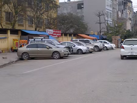 Để sở hữu một chiếc ô tô, người dân đang phải "cõng" rất nhiều thuế phí.