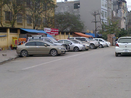 Để sở hữu một chiếc ô tô, người dân đang phải "cõng" rất nhiều thuế phí. Để sở hữu một chiếc ô tô, người dân đang phải "cõng" rất nhiều thuế phí.