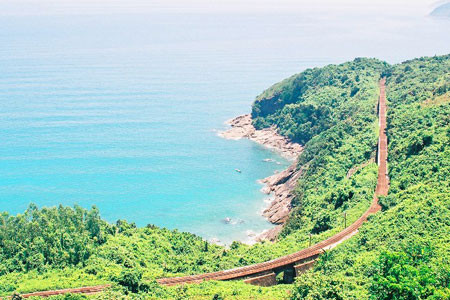 Đường sắt Bắc - Nam uốn lượn quanh sườn Vịnh Lăng Cô Đường sắt Bắc - Nam uốn lượn quanh sườn Vịnh Lăng Cô