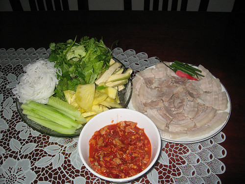 Đến Lăng Cô, ngoài việc thưởng thức vô số các loại hải sản tươi ngon vào bậc nhất,, du khách không thể bỏ qua món mắm sò chấm thịt ba chỉ luộc Đến Lăng Cô, ngoài việc thưởng thức vô số các loại hải sản tươi ngon vào bậc nhất,, du khách không thể bỏ qua món mắm sò chấm thịt ba chỉ luộc