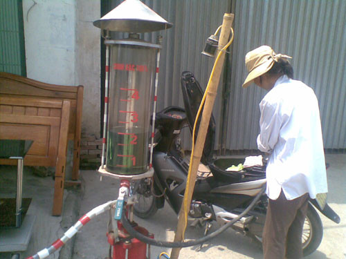 Xăng dầu bán dạo ngay cạnh cây xăng đóng cửa với giá "cắt cổ". Ảnh infonet Xăng dầu bán dạo ngay cạnh cây xăng đóng cửa với giá "cắt cổ". Ảnh infonet