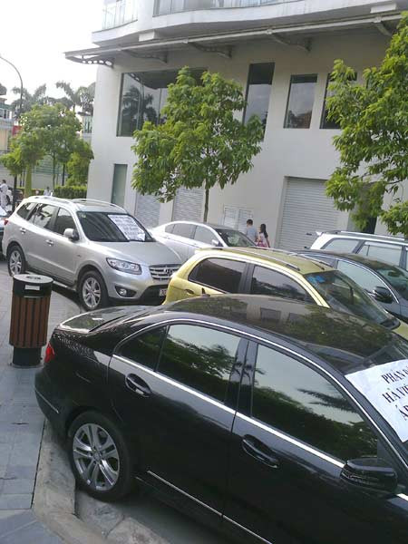 Cư dân dàn kín xe trên sân chung cư phản đối chủ đầu tư.