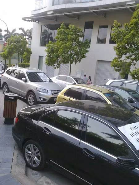 Cư dân dàn kín xe trên sân chung cư phản đối chủ đầu tư.