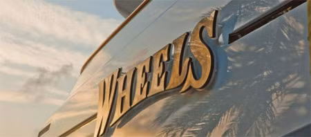 Tên của du thuyền Wheels lấp lánh ánh vàng.