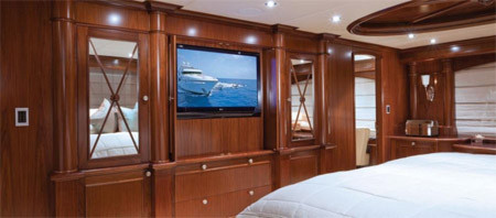 Dễ dàng bắt gặp những chiếc TV màn hình phẳng cỡ lớn gắn gọn ghẽ trên tường ở khắp nơi trên du thuyền này.