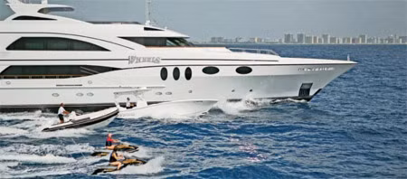 Vỏ du thuyền này được làm bằng nhôm.