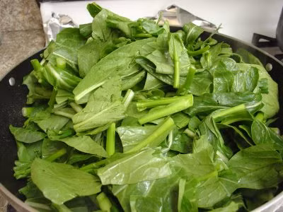 Để cải ngọt non xanh như chính vụ, người trồng phải phun thuốc chống các loại sâu