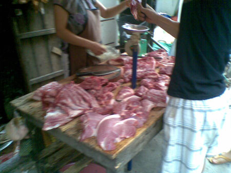 Người tiêu dùng có thể chọn thịt bằng cảm giác sờ vào thấy thịt dẻo mềm Người tiêu dùng có thể chọn thịt bằng cảm giác sờ vào thấy thịt dẻo mềm