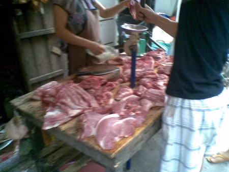 Người tiêu dùng có thể chọn thịt bằng cảm giác sờ vào thấy thịt dẻo mềm