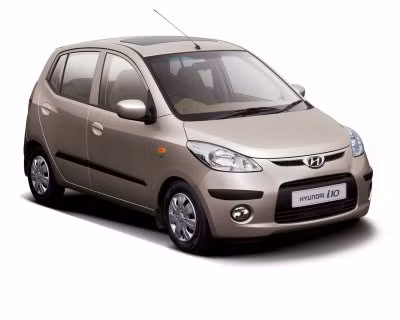 9. Hyundai i10 do Hyundai Thành Công, nhà nhập khẩu và phân phối chính thức của thương hiệu Hyundai tại Việt Nam, nhập khẩu nguyên chiếc, với 2 phiên bản: 1.1 MT và 1.2AT, giá bán tương ứng là 371 triệu đồng và hơn 400 triệu đồng/chiếc.