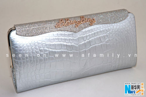 Chiếc ví có giá khoảng 8 tỷ đồng thuộc về sở hữu của người đẹp Lý Băng Băng Chiếc ví có giá khoảng 8 tỷ đồng thuộc về sở hữu của người đẹp Lý Băng Băng