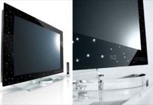 Chiếc tivi được trang trí hàng loạt viên kim cương trọng lượng 20 carat và bọc bên ngoài bằng vàng trắng, chiếc TV của hãng Yalos đã trở thành màn hình đắt nhất Thế giới với mức giá 130.000 USD (2,8 tỷ VNĐ). Chiếc tivi được trang trí hàng loạt viên kim cương trọng lượng 20 carat và bọc bên ngoài bằng vàng trắng, chiếc TV của hãng Yalos đã trở thành màn hình đắt nhất Thế giới với mức giá 130.000 USD (2,8 tỷ VNĐ).