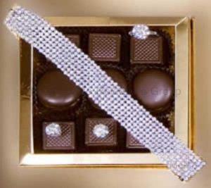 Hộp Sô cô la siêu đắt này trang trí bằng những món đồ trang sức xa xỉ, bao bọc bên ngoài là chiếc hộp cẩn kim cương xanh và vàng quý hiếm, bên trong có ngọc lục bảo và sa-phia... Tất cả làm nên một hộp Sô cô la trị giá tới 1,5 triệu USD Hộp Sô cô la siêu đắt này trang trí bằng những món đồ trang sức xa xỉ, bao bọc bên ngoài là chiếc hộp cẩn kim cương xanh và vàng quý hiếm, bên trong có ngọc lục bảo và sa-phia... Tất cả làm nên một hộp Sô cô la trị giá tới 1,5 triệu USD