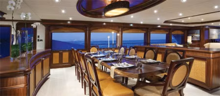 Khu vực quầy bar là nơi thật hoàn hảo để thưởng thức những ly cocktail sau bữa tối.