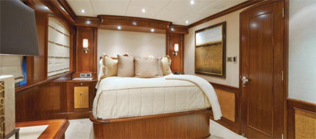 Những ngọn đèn phía trên chiếc giường trong phòng này tỏa ánh sáng dễ chịu.