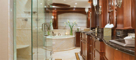 Phòng chính của du thuyền này sở hữu một phòng tắm rộng ngang với một phòng ngủ.