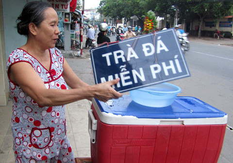 Thùng trà đá miễn phí trên đường Xô Viết Nghệ Tĩnh, quận Bình Thạnh của vợ chồng chú Thanh . Ảnh VNE Thùng trà đá miễn phí trên đường Xô Viết Nghệ Tĩnh, quận Bình Thạnh của vợ chồng chú Thanh . Ảnh VNE