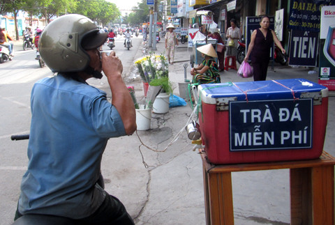 Nhờ những bình trà đá này mà những người có thu nhập thấp được uống nước giữa cái nắng gay gắt của mùa hè Nhờ những bình trà đá này mà những người có thu nhập thấp được uống nước giữa cái nắng gay gắt của mùa hè