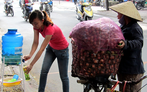 Những người lao động vất vả sẽ tiết kiệm được từ 10 đến 15 nghìn tiền nước uống mỗi ngày. Ảnh NLD Những người lao động vất vả sẽ tiết kiệm được từ 10 đến 15 nghìn tiền nước uống mỗi ngày. Ảnh NLD