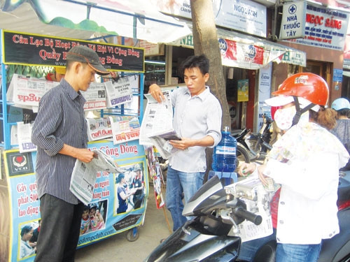 Những quầy báo ven đường cũng trang bị bình nước cho khách dừng lại mua báo Những quầy báo ven đường cũng trang bị bình nước cho khách dừng lại mua báo