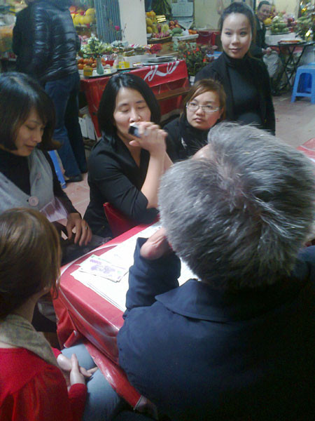 Tiếng lành đồn xa, nhiều khách từ Long Biên cũng tìm sang để được thầy L. xem tử vi, vận hạn... Mỗi khách xem với mức giá chung 150 nghìn đồng/lần (không cần niêm yết). Tiếng lành đồn xa, nhiều khách từ Long Biên cũng tìm sang để được thầy L. xem tử vi, vận hạn... Mỗi khách xem với mức giá chung 150 nghìn đồng/lần (không cần niêm yết).