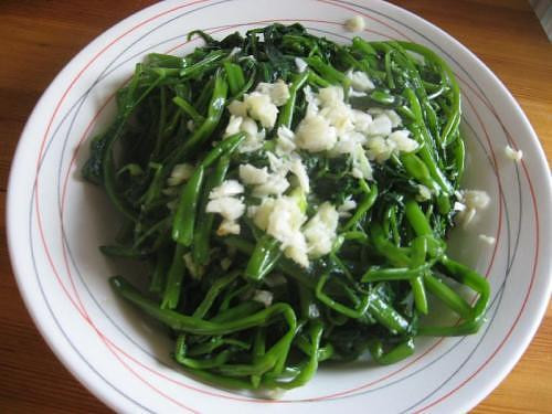 Rau muống xào tỏi cho những ngày trời mưa