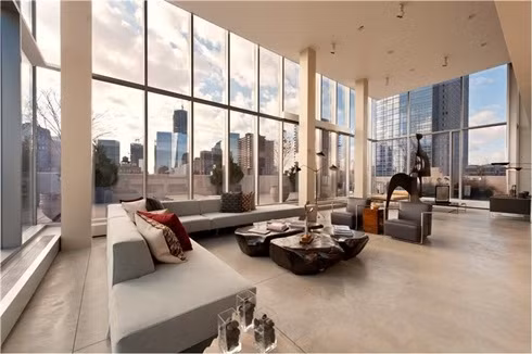 Nhờ những cửa sổ cao tới 5m, chủ nhân ngôi nhà có thể thỏa sức thưởng thức vẻ đẹp thơ mộng của dòng sông Hudson và cuộc sống sôi động tại khu Manhattan sầm uất của New York.