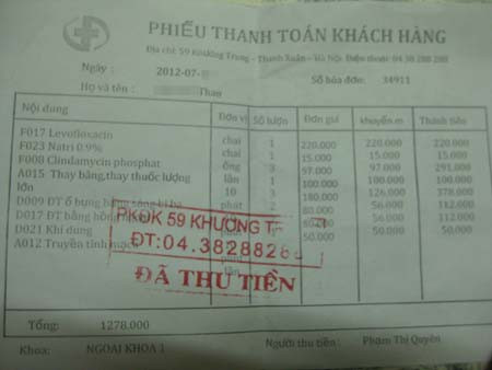 Anh Thao giữ lại một hóa đơn điều trị ngày ít tiền nhất để vợ anh khỏi xót tiền. Ảnh P.T Anh Thao giữ lại một hóa đơn điều trị ngày ít tiền nhất để vợ anh khỏi xót tiền. Ảnh P.T