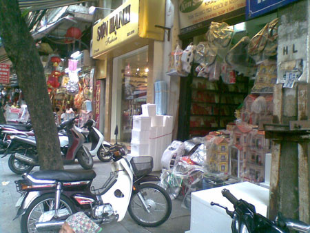 Phố Hàng Mã ngày rằm tháng Giêng vắng khách.