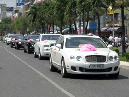 Dàn siêu xe trong đám cưới con trai bà Diệu Hiền