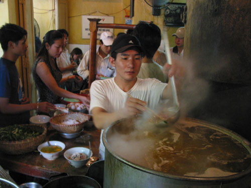 Nước phở ở đây được đánh giá là ngon có hương vị riêng Nước phở ở đây được đánh giá là ngon có hương vị riêng