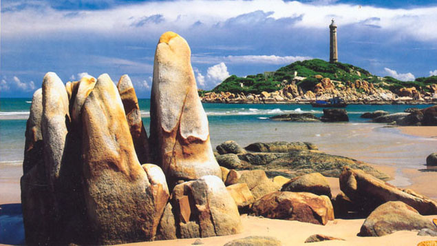 Từ Hà Nội đến Mũi Né bằng máy bay đến sân bay Cam Ranh (Nha Trang) hoặc tới TP. Hồ Chí Minh, từ 2 điểm đó có thể đi tàu lửa hoặc ô tô về Phan Thiết..