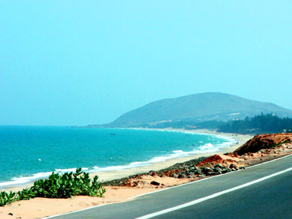 Tại trung tâm thị xã Phan Thiết, người ta cũng có thể thấy biển. Biển chạy quanh các hàng dương xanh, ven các khách sạn nổi tiếng. Nhưng dường như du khách đến đây ít thích tắm trong những bãi biển này. Họ muốn đi sâu vào phía các đồi cát, chinh phục cát và biển.