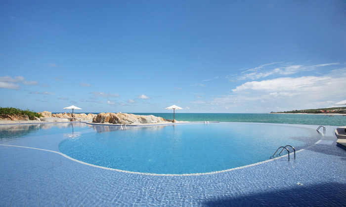 Đến Rock Garden Spa Resort, ấn tượng đầu tiên chính là những ngôi nhà. Những ngôi nhà mái lá vút cong uốn tròn hòa hợp với biển và rừng nơi đây.